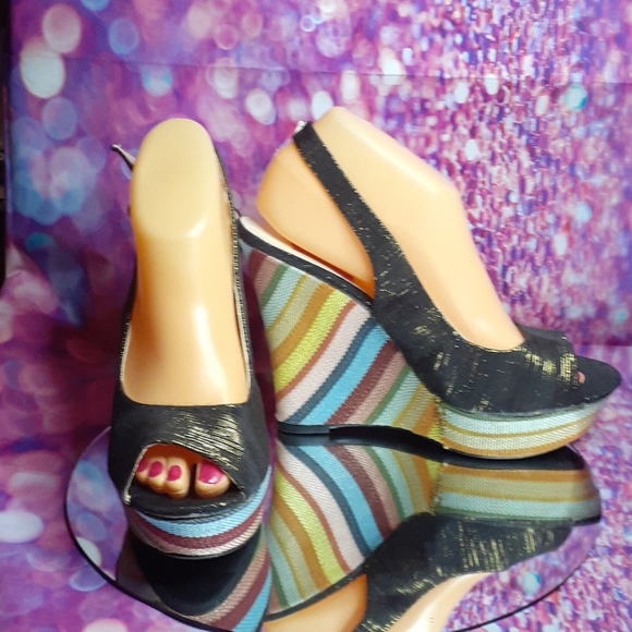 RFH - Black w/Woven Gold Rainbow Wedges - Picture 3 of 7